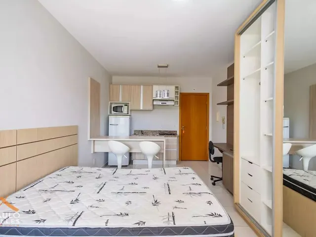 Apartamento 1 quarto e 1 banheiro, para alugar, no bairro Centro em Curitiba
