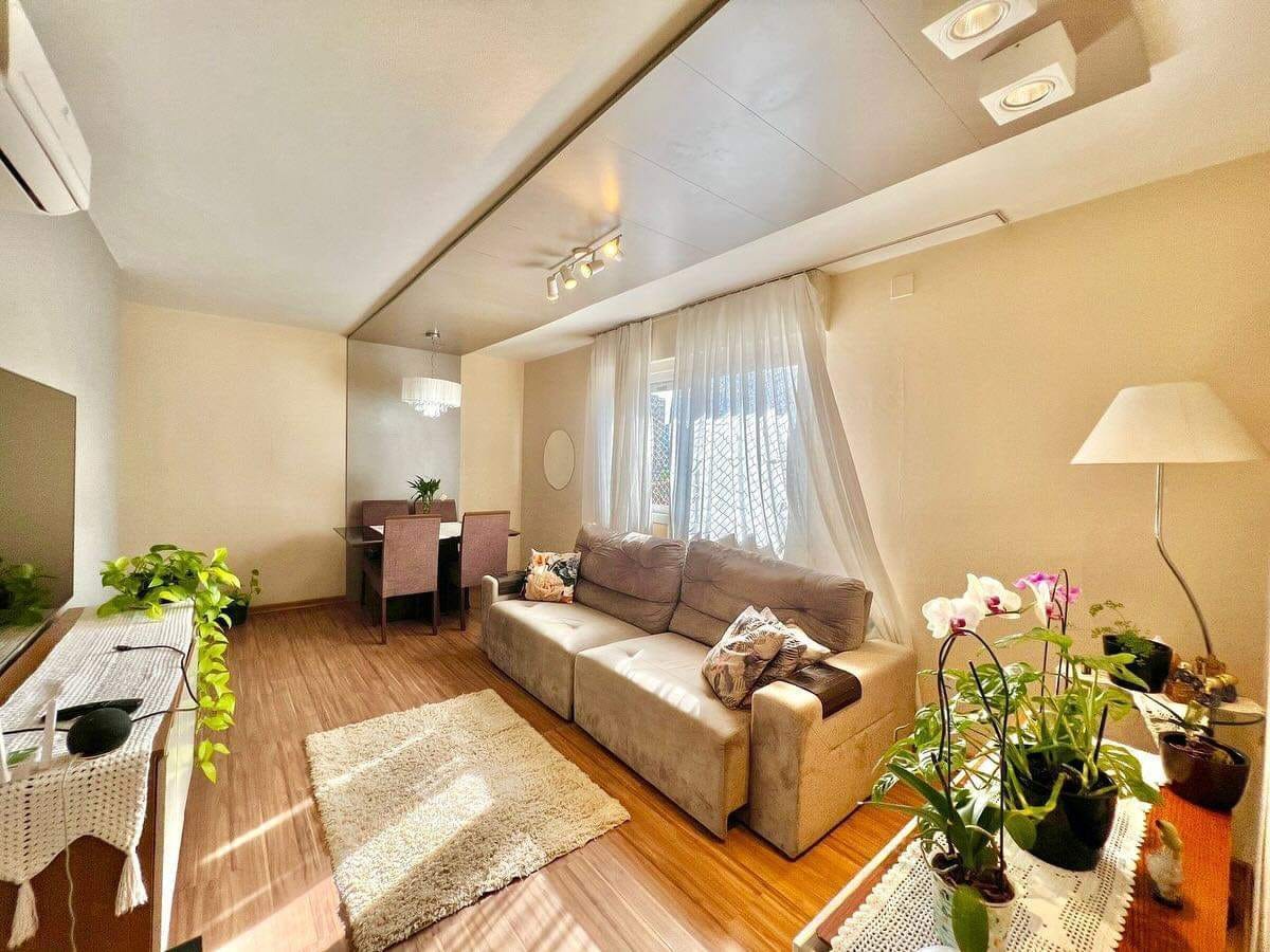 Apartamento Semi-Mobiliado à Venda no Edifício Mondego, Centro, Pelotas/RS.94 m², 3 Quartos, Ar-Condicionado em Todos os Ambientes, com Sacada e Lareira