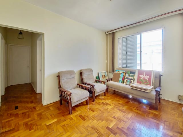Apartamento com 75m² 3 quartos e 1 banheiro, à venda ou para alugar, no bairro Centro em Pelotas