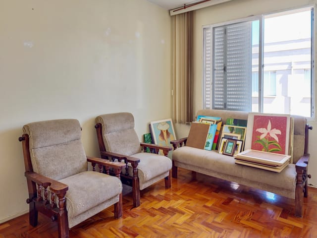 Apartamento com 75m² 3 quartos e 1 banheiro, à venda ou para alugar, no bairro Centro em Pelotas