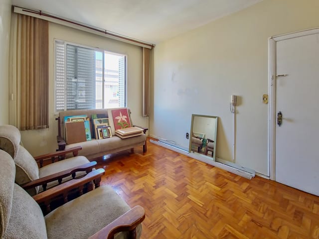 Apartamento com 75m² 3 quartos e 1 banheiro, à venda ou para alugar, no bairro Centro em Pelotas