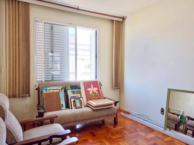 Apartamento com 75m² 3 quartos e 1 banheiro, à venda ou para alugar, no bairro Centro em Pelotas