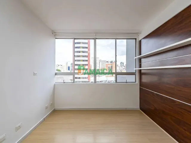 Apartamento 1 quarto e 1 banheiro, para alugar, no bairro Centro em Curitiba
