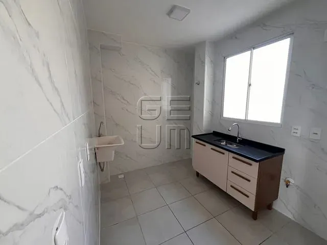 Apartamento 2 quartos e 1 banheiro, à venda, no bairro Armindo Guazzi em Londrina
