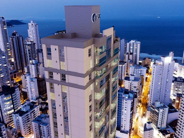 Apartamento com 180m² 4 quartos e 3 banheiros, à venda, no bairro Centro em Balneário Camboriú