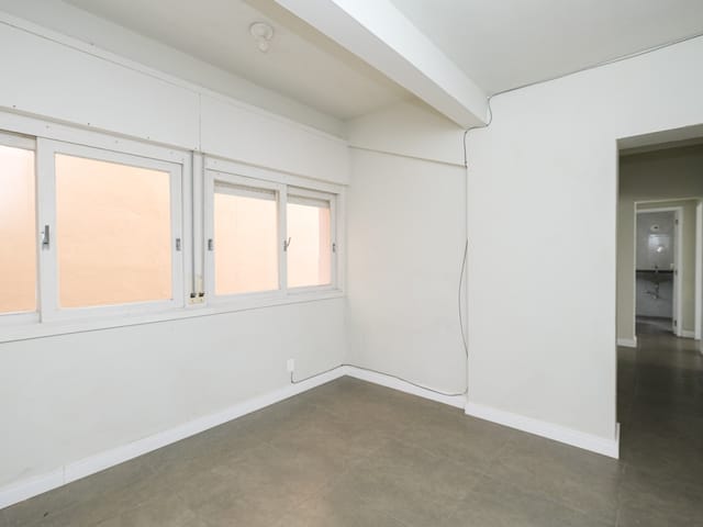 Apartamento com 90m² 3 quartos e 1 banheiro, à venda ou para alugar, no bairro Centro em Pelotas