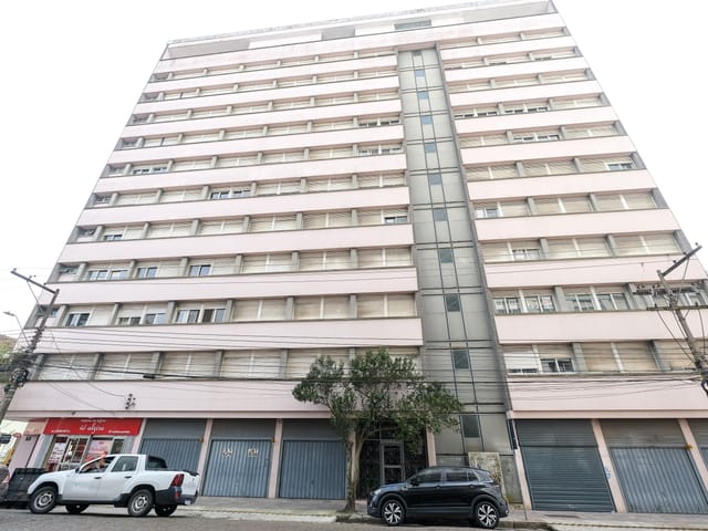 Apartamento com 90m² 3 quartos e 1 banheiro, à venda ou para alugar, no bairro Centro em Pelotas
