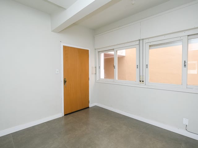 Apartamento com 90m² 3 quartos e 1 banheiro, à venda ou para alugar, no bairro Centro em Pelotas