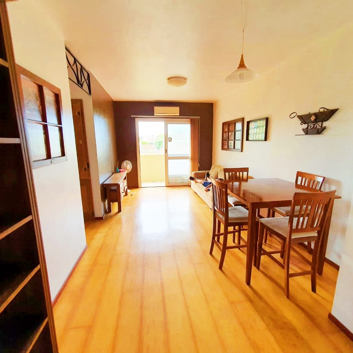 Apartamento à venda, 2 dormitórios, com sacada, elevador e 1 vaga de garagem, Residencial Núbia, Centro, Pelotas, RS.