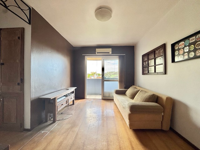 Apartamento à venda, 2 dormitórios, com sacada, elevador e 1 vaga de garagem, Residencial Núbia, Centro, Pelotas, RS.