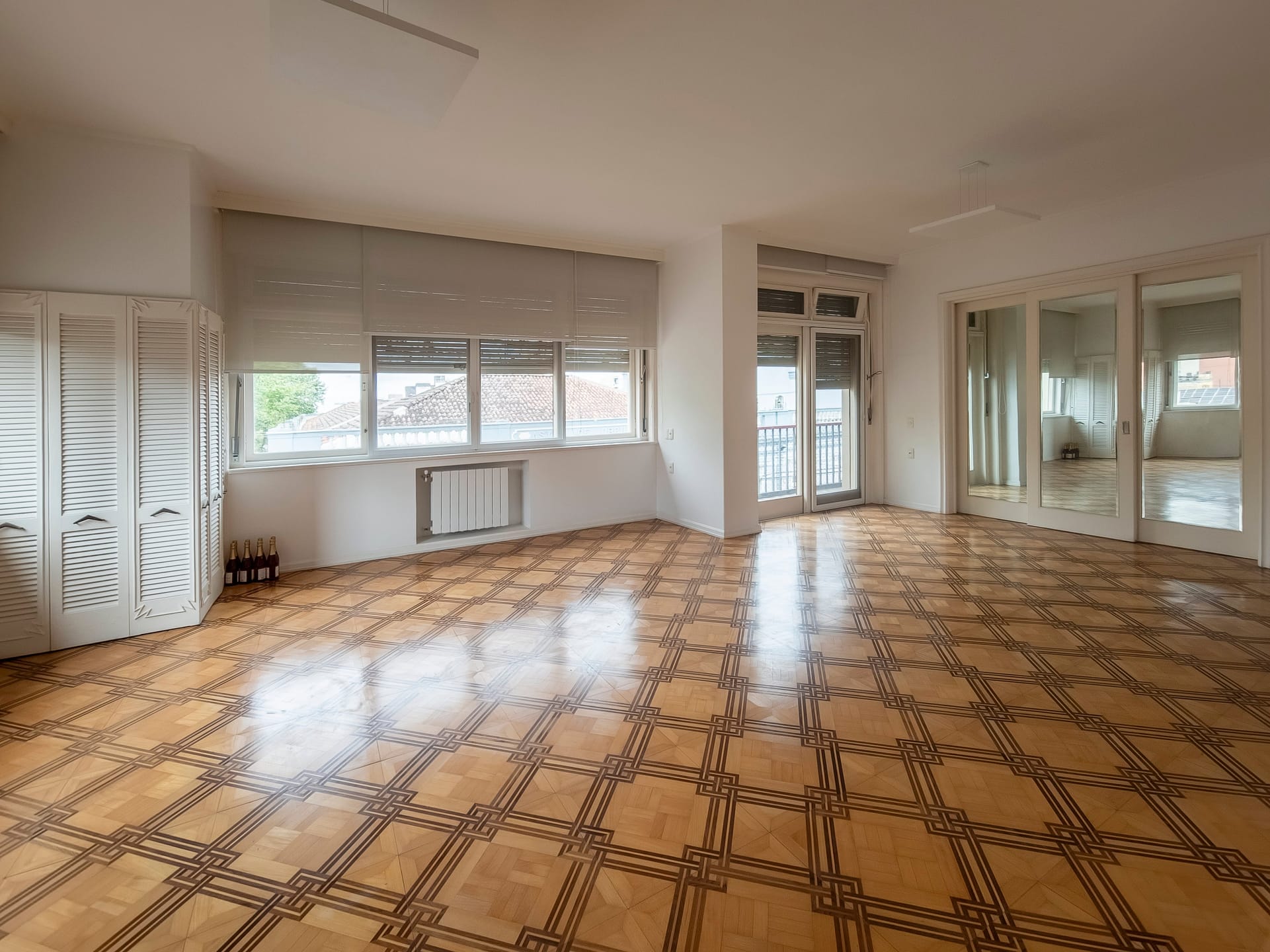 Apartamento para venda ou locação no Edifício Santo Antônio, centro: 440 m², 3 quartos (todos suítes), ambientes amplos, sacada e 2 vagas.