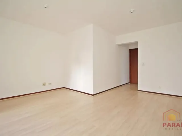 Apartamento 3 quartos e 2 banheiros, para alugar, no bairro Cristo Rei em Curitiba