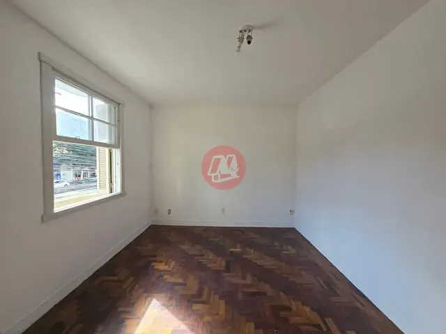 Apartamento com 130m² 3 quartos e 1 banheiro, para alugar, no bairro Rio Branco em Porto Alegre