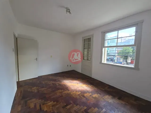 Apartamento com 130m² 3 quartos e 1 banheiro, para alugar, no bairro Rio Branco em Porto Alegre
