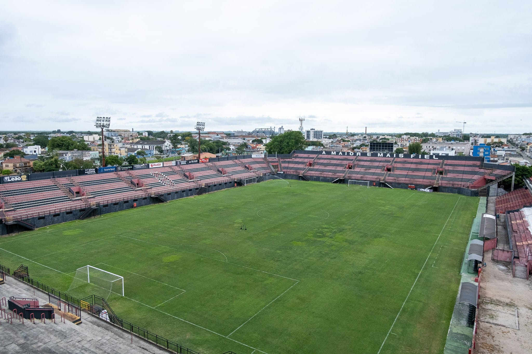 Apartamento com vista exclusiva para o Estádio Bento Freitas disponível para locação em Pelotas, RS – conforto e localização privilegiada