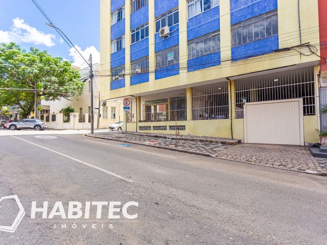 Apartamento 3 quartos e 2 banheiros, para alugar, no bairro Centro em Curitiba