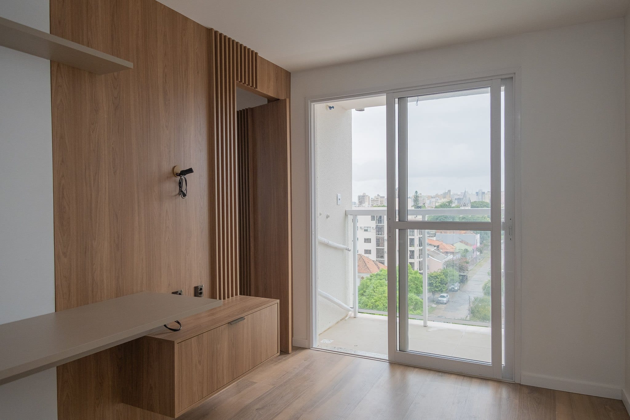 Apartamento mobiliado à venda no Centro, Pelotas/RS – Single Residence, 39m², 1 dormitório, vaga coberta, andar alto, churrasqueira, pet friendly!
