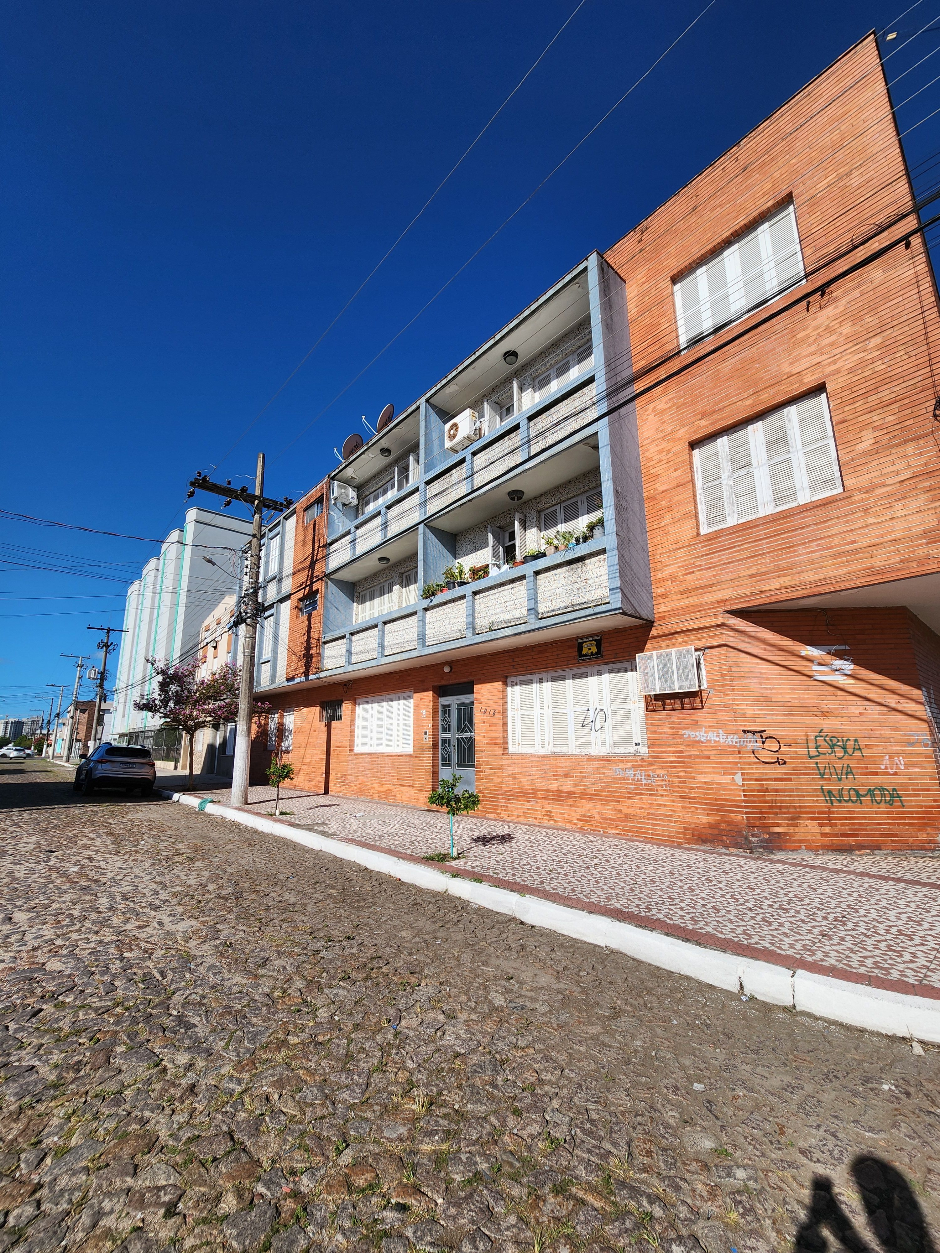 Aptº à Venda no Ed. Dalila, Centro/Pelotas-RS - 120m², 3 Dorm., 2 Banh., 1 Vaga, Sacada, Aceita Pet, Piso de Madeira e Ar-Cond. no Quarto. Agende sua Visita!
