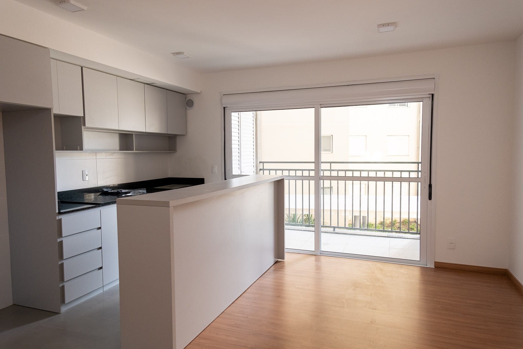 Apartamento semimobiliado à venda no Smart Urban Club, Areal - com 62 m², 2 quartos (sendo 1 suíte), piso laminado e sacada com churrasqueira.