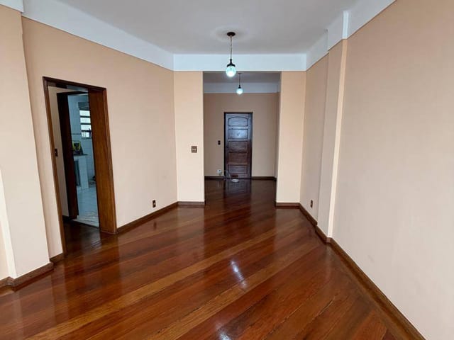 Apartamento 2 quartos e 2 banheiros, para alugar, no bairro Centro em Petrópolis
