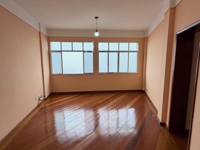 Apartamento 2 quartos e 2 banheiros, para alugar, no bairro Centro em Petrópolis