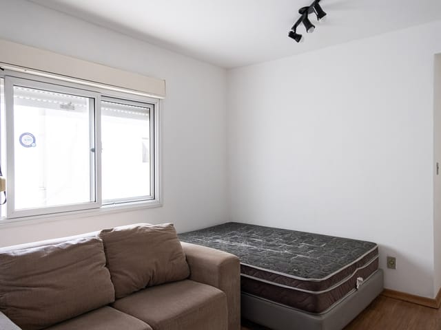 Foto do Apartamento - Apartamento mobiliado à venda com 1 dormitório, andar alto, aceita pet, condomínio com portaria 24h e elevador e ótima oportunidade de investimento seguro!! | UP Imóveis