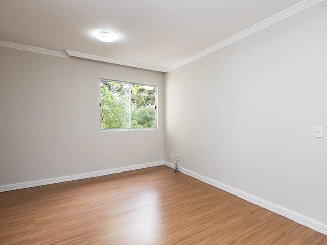 Apartamento 2 quartos e 1 banheiro, para alugar, no bairro Santa Cândida em Curitiba