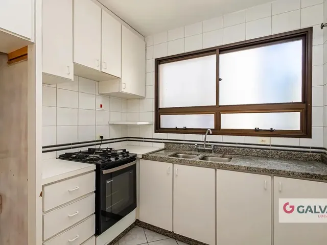 Apartamento 3 quartos e 3 banheiros, para alugar, no bairro Centro em Curitiba