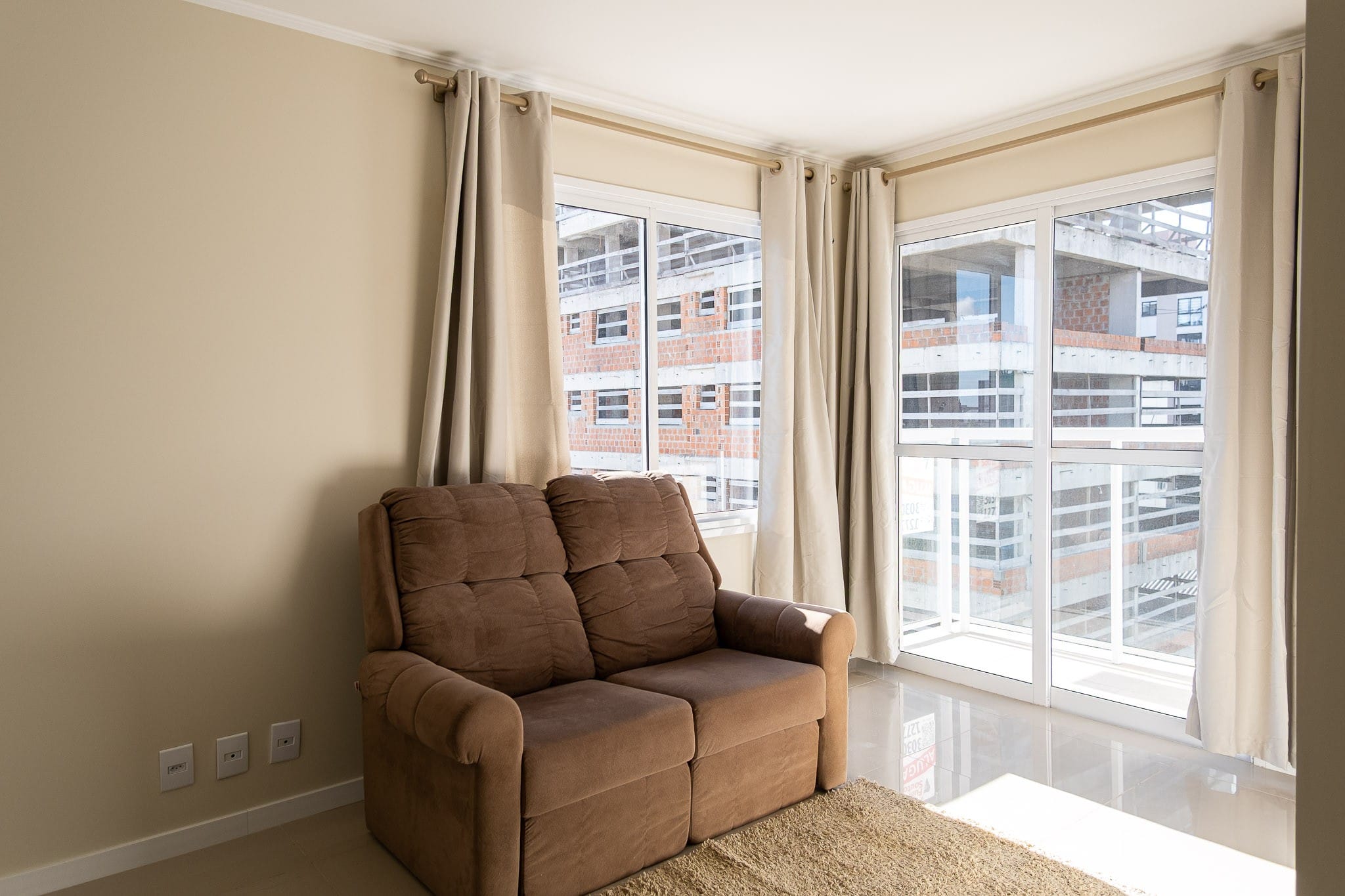 Apartamento mobiliado à venda no Single Residence, Centro: 49 m², 1 quarto, sacada com churrasqueira e ótima posição solar.