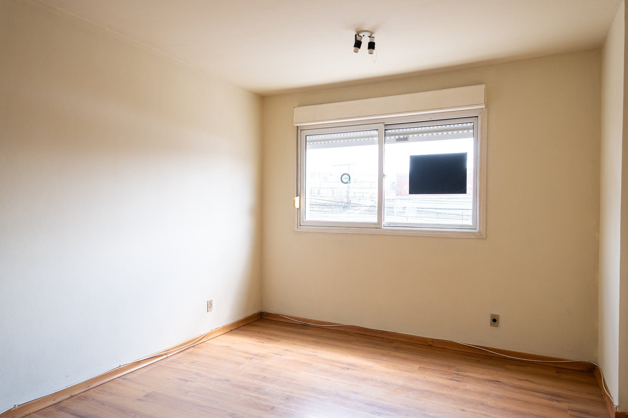 Apartamento para venda e aluguel no centro de Pelotas - com 69 m², 2 quartos, piso laminado e vaga.
