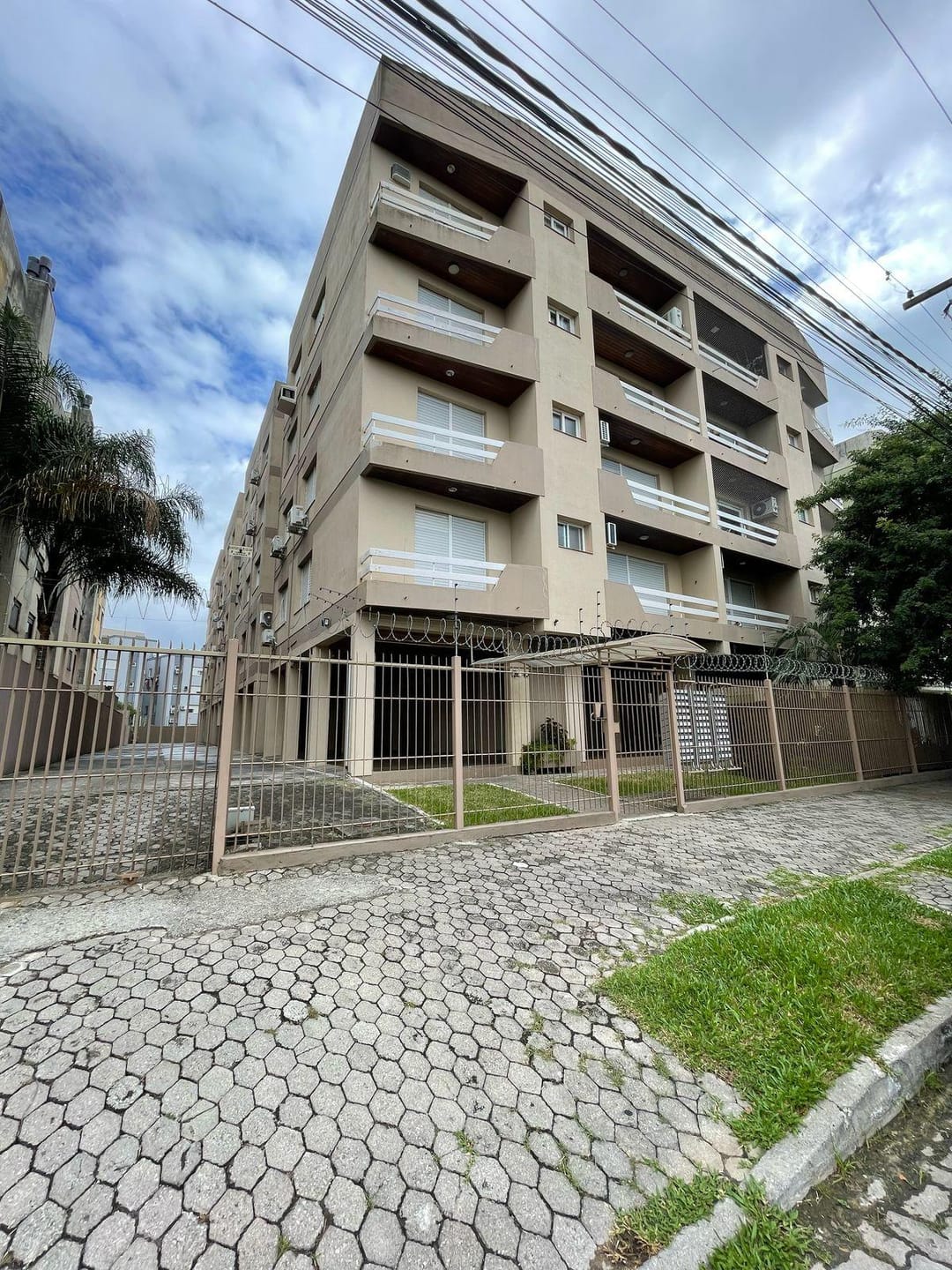 Apartamento no Centro para venda e locação, 3 dorms (1 suíte), varanda com churrasqueira, andar alto, pet friendly, garagem e aquecimento elétrico.