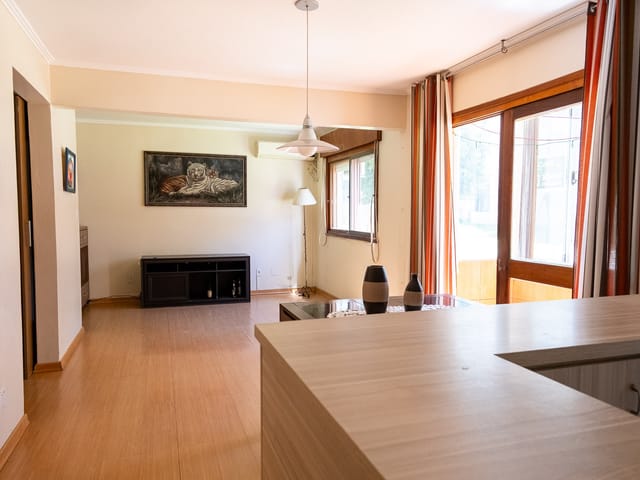 Foto do Apartamento - Apartamento térreo no Centro, Pelotas! 78m², 2 quartos, ar-condicionado, sacada. Condomínio com portaria 24h, salão de festas e playground! | UP Imóveis