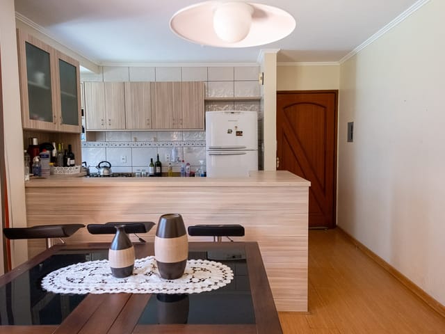 Foto do Apartamento - Apartamento térreo no Centro, Pelotas! 78m², 2 quartos, ar-condicionado, sacada. Condomínio com portaria 24h, salão de festas e playground! | UP Imóveis