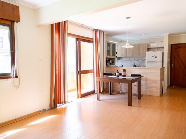 Foto do Apartamento - Apartamento térreo no Centro, Pelotas! 78m², 2 quartos, ar-condicionado, sacada. Condomínio com portaria 24h, salão de festas e playground! | UP Imóveis