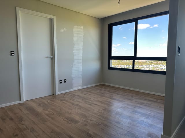 Apartamento 1 quarto e 1 banheiro, à venda ou para alugar, no bairro Areal em Pelotas