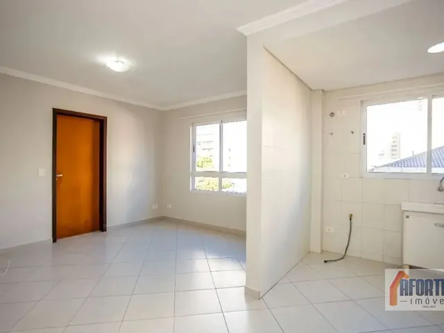 Apartamento 1 quarto e 1 banheiro, para alugar, no bairro Centro em Curitiba