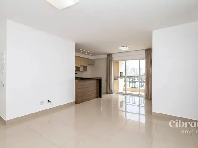 Apartamento 2 quartos e 2 banheiros, para alugar, no bairro Centro em Curitiba