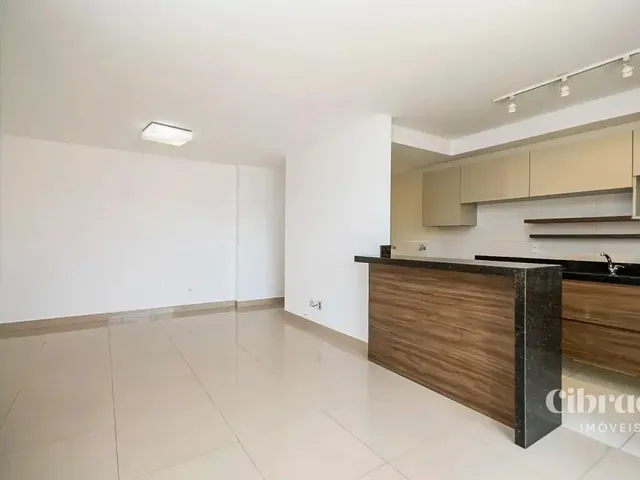 Apartamento 2 quartos e 2 banheiros, para alugar, no bairro Centro em Curitiba