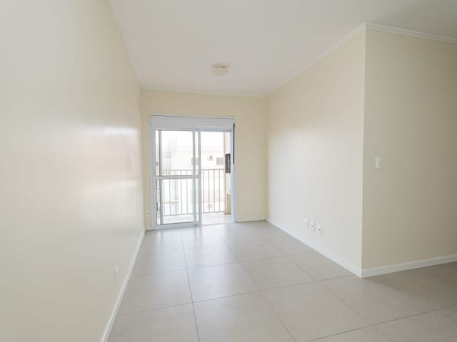 Apartamento 2 quartos e 1 banheiro, à venda ou para alugar, no bairro Areal em Pelotas