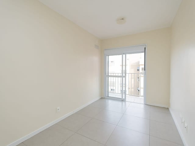 Apartamento 2 quartos e 1 banheiro, à venda ou para alugar, no bairro Areal em Pelotas