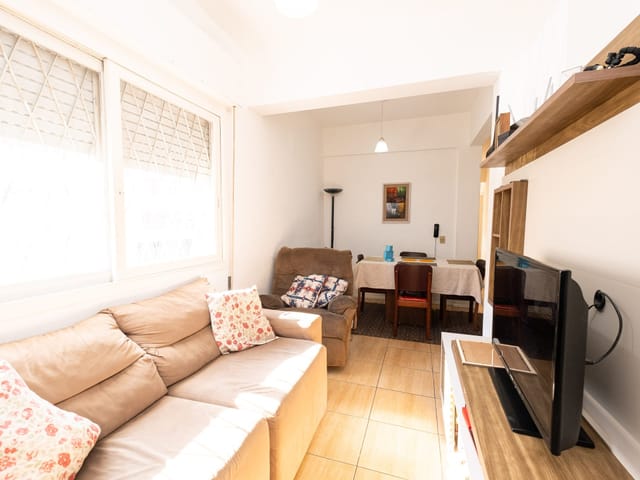 Foto do Apartamento - Apartamento à venda no Centro em Pelotas - 48m², 2 quartos (1 suíte), 1 vaga, quarto de serviço e localização estratégica. Rua Uruguay | ora Negócios Imobiliários
