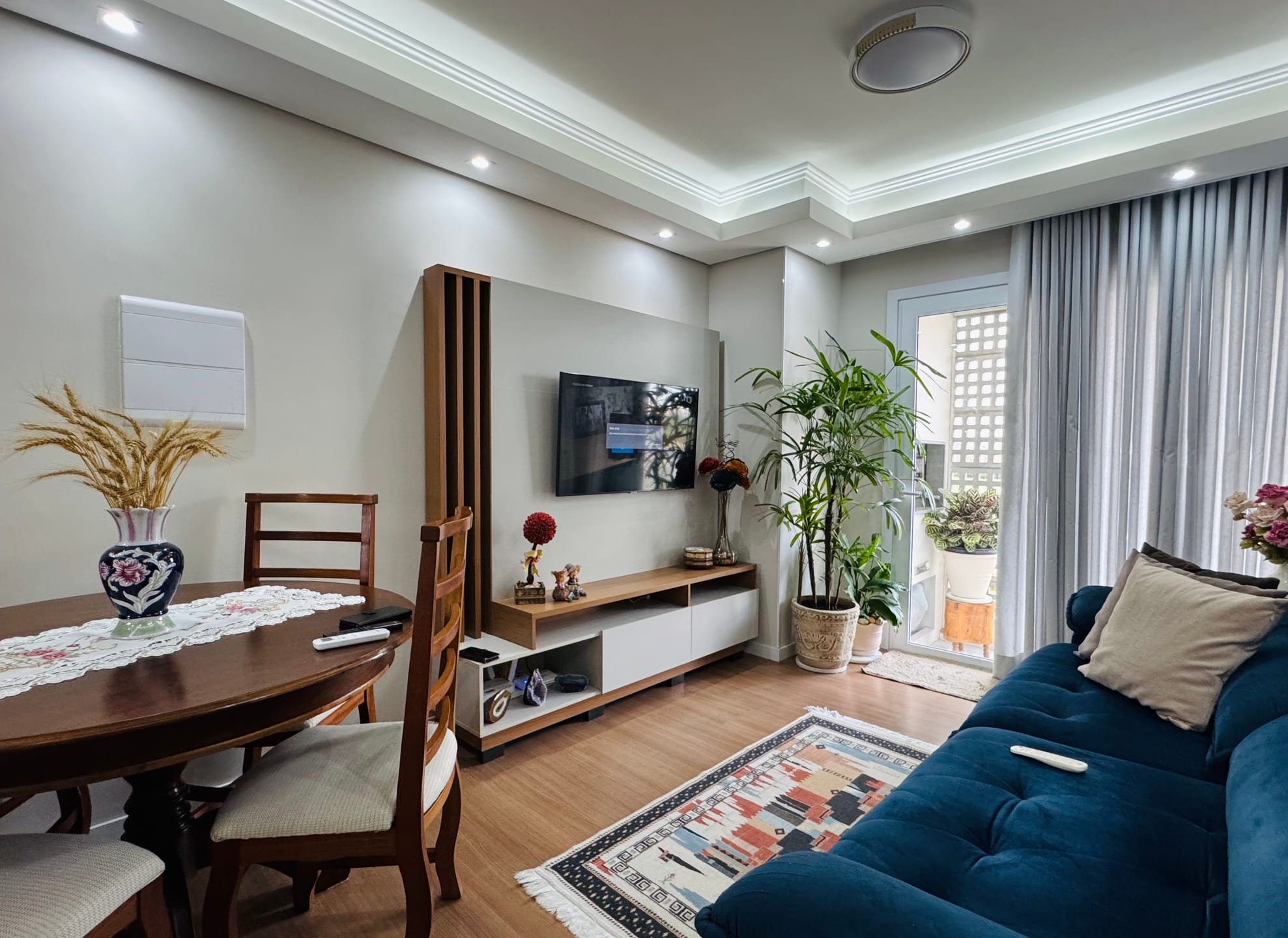 Apartamento no Viver Quartier, Três Vendas: 3 dormitórios (1 suíte), 2 vagas, sacada, churrasqueira, ar-condicionado. Condomínio com lazer completo!