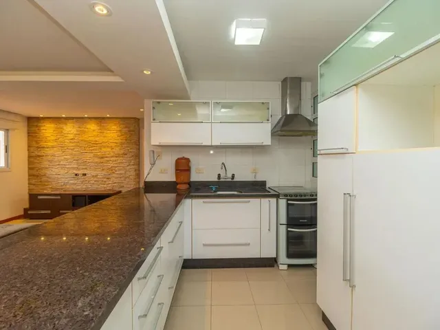 Apartamento 2 quartos e 2 banheiros, para alugar, no bairro Campo Comprido em Curitiba