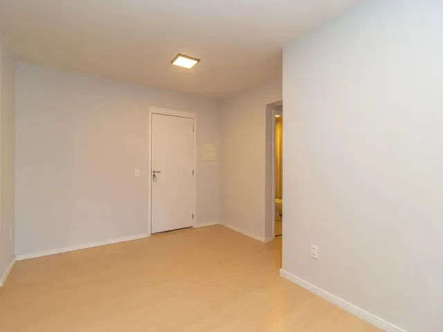 Apartamento 2 quartos e 1 banheiro, para alugar, no bairro Campo Comprido em Curitiba