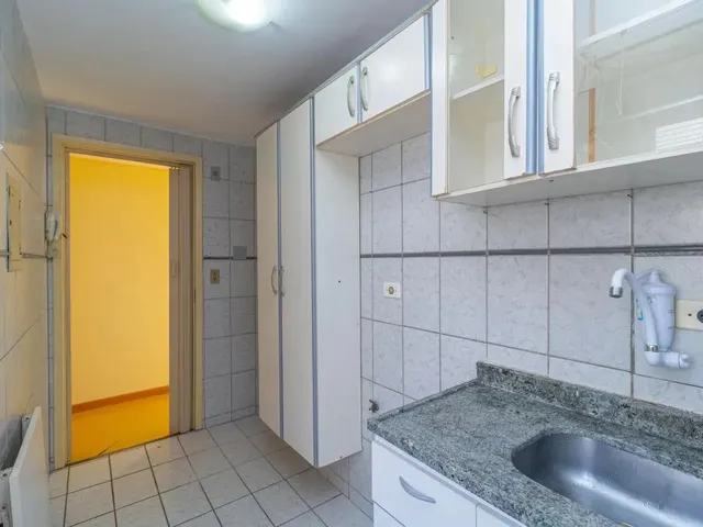 Apartamento 3 quartos e 1 banheiro, para alugar, no bairro Campo Comprido em Curitiba