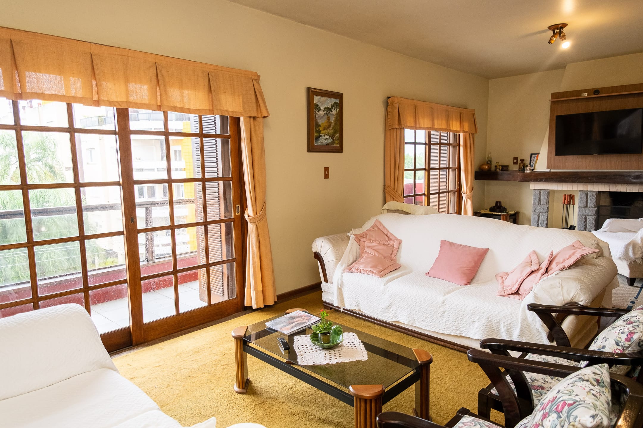 Apartamento à venda no Edifício San Francisco, centro: 161 m², 4 quartos (sendo 1 suíte), sacada, lareira e ótima posição solar.