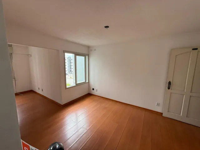 Apartamento com 59m² 3 quartos e 1 banheiro, à venda, no bairro Três Vendas em Pelotas