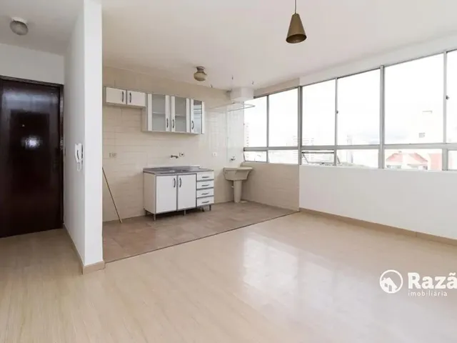 Apartamento 2 quartos e 2 banheiros, para alugar, no bairro Centro em Curitiba