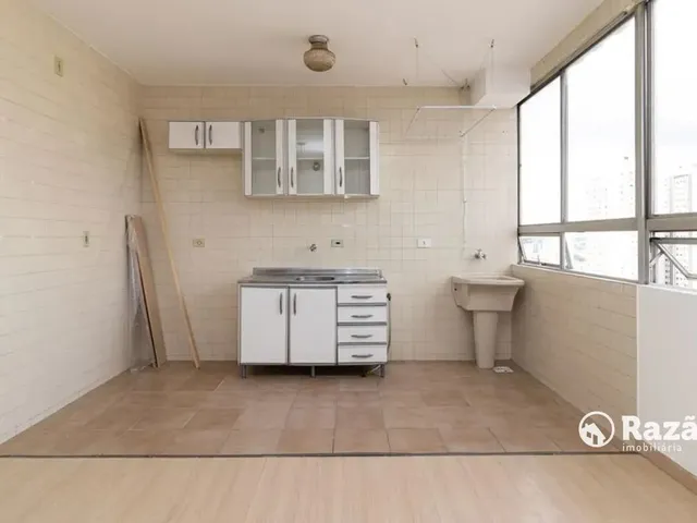 Apartamento 2 quartos e 2 banheiros, para alugar, no bairro Centro em Curitiba