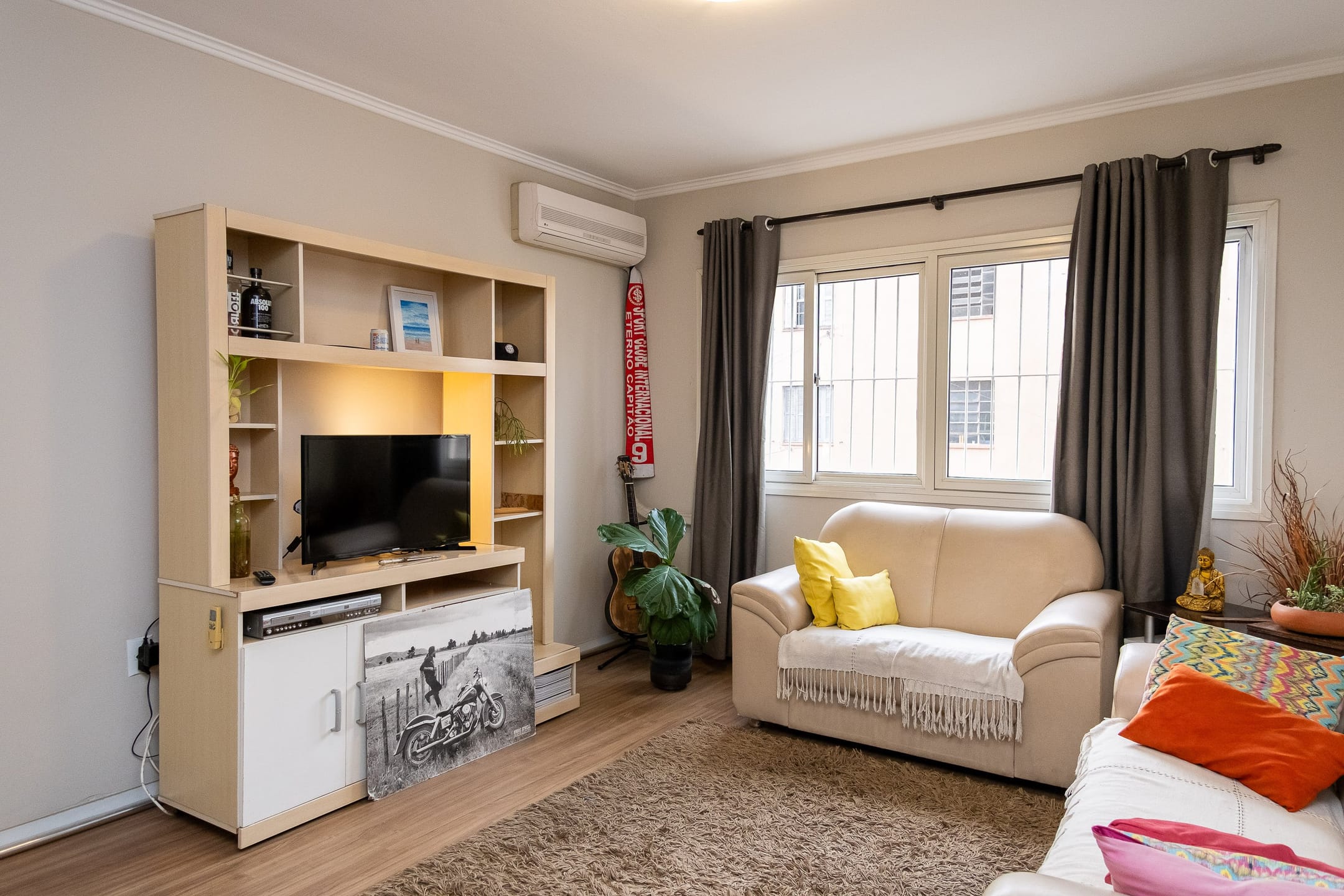 Apartamento mobiliado no Centro com 100 m², 2 dormitórios, 2 salas, 2 banheiros, ar-condicionado e armários. Pronto para morar e muito bem localizado.